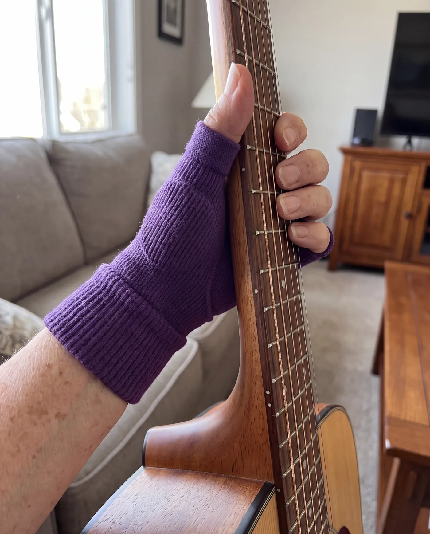 Denise K. using the Thumb Stabilizer
