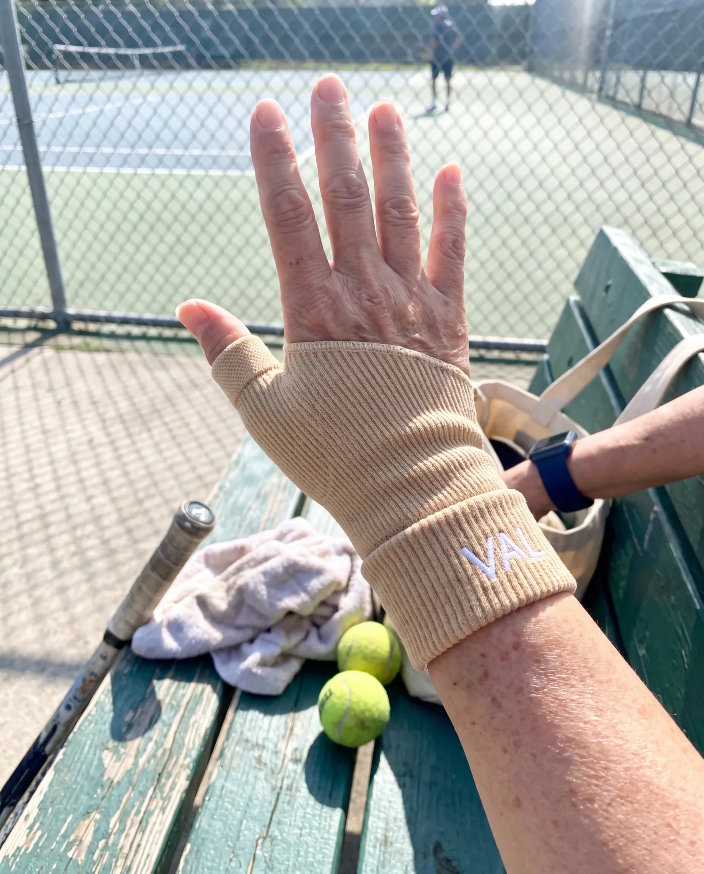 Ellen B. using the Thumb Stabilizer